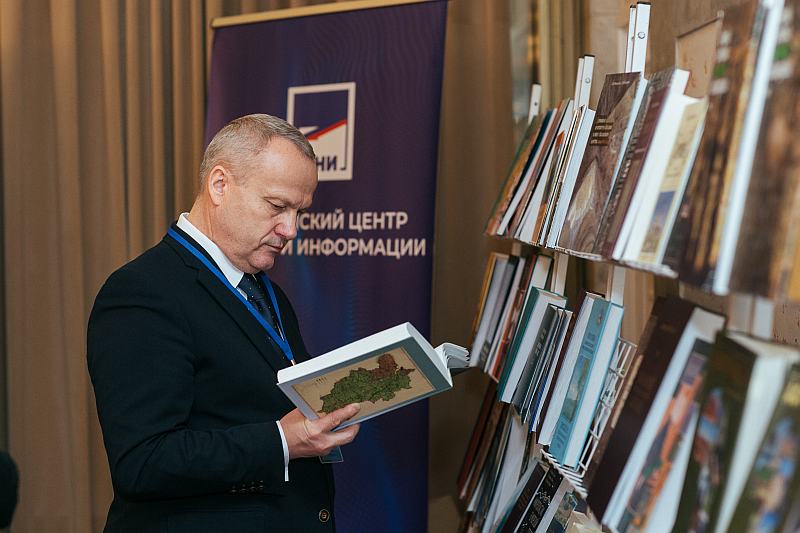 Книжная выставка РЦНИ на новогодней встрече с международными партнерами РЦНИ